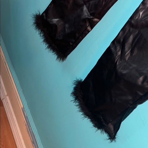 Elegant Black Leather pants with trim fur in the leg - Picture 5 of 14